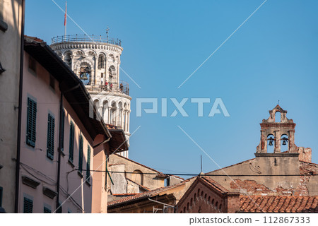 Famous leaning tower of Pisa, residential houses in front 112867333