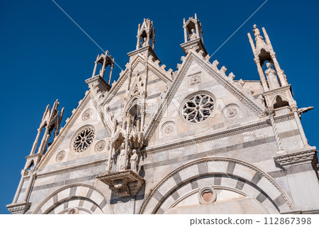 The little church Santa Maria della Spina at the Arno river in Pisa 112867398