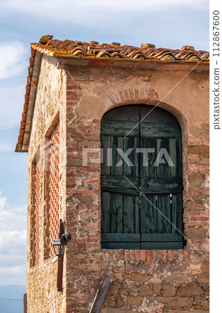Door of an old shed in a Tuscan village 112867600