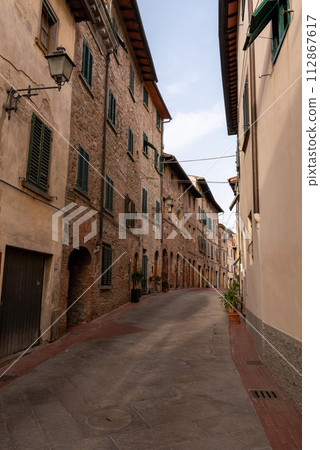 Empty streets in the little village of Montaione in the Tuscany 112867617