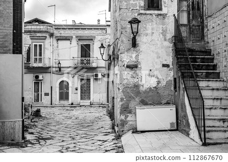 Abandoned alley and empty houses in Lesina, a small town in Gargano Abandoned alley and empty houses in Lesina, a small town in Gargano 112867670