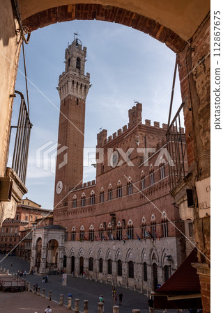 The iconic Palazzo Pubblico at the Piazza del Campo in downtown Siena 112867675