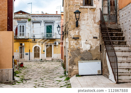 Abandoned alley and empty houses in Lesina, a small town in Gargano 112867888