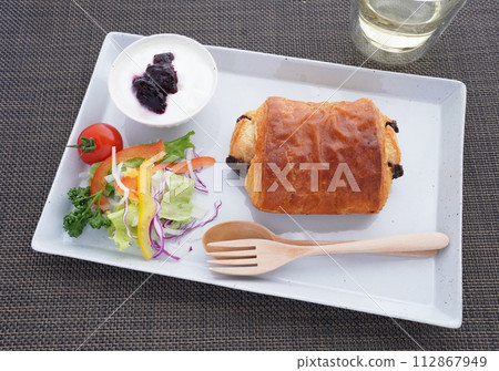 一盤早餐,包括巧克力麵包、優格和類似咖啡米飯的蔬菜 一盤早餐,包括巧克力麵包、優格和類似咖啡米飯的蔬菜 112867949