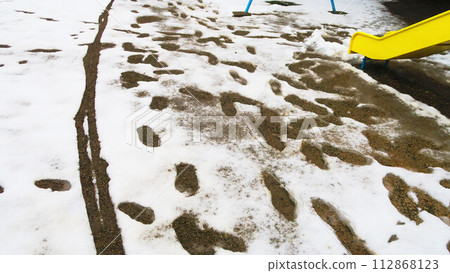 公園裡的雪和腳印風景 公園裡的雪和腳印風景 112868123