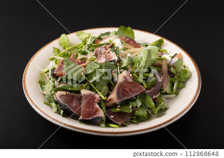 Bonito, watercress, and ginger salad 112868648