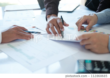 A team of business people is brainstorming to analyze investment project data. 112868685