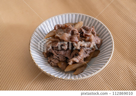 Yanagawa-style stew of beef belly and burdock Yanagawa-style stew of beef belly and burdock 112869010