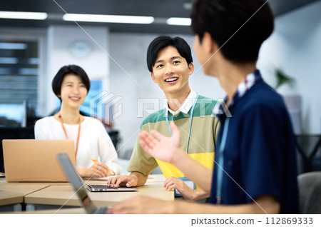 年輕的 IT 工程師在辦公室開會 年輕的 IT 工程師在辦公室開會 112869333