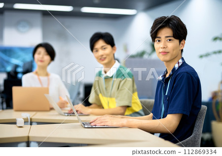 Young IT engineer working at desk in office 112869334