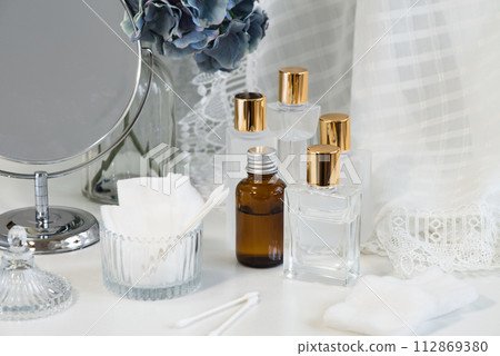 護膚化妝品和化妝品配件排列的護膚圖像 112869380