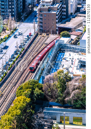 日本東京城市景觀東京地鐵丸之內線新2000系列列車在地面上運行的景象（左下後樂園站） 112870130