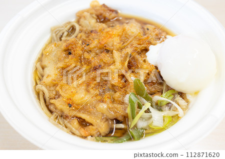 炸蕎麥麵搭配美味的溫泉蛋 炸蕎麥麵搭配美味的溫泉蛋 112871620