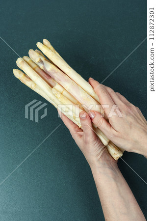 Fresh and natural uncooked asparagus 112872301