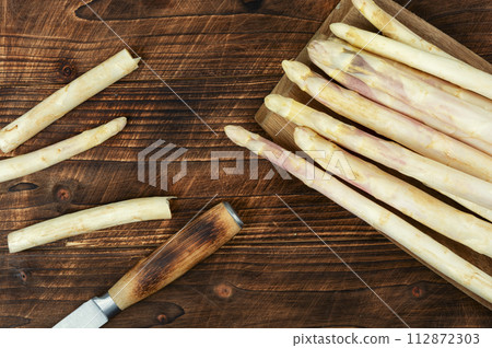 Raw white asparagus. 112872303