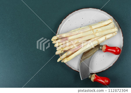Raw organic white asparagus 112872304