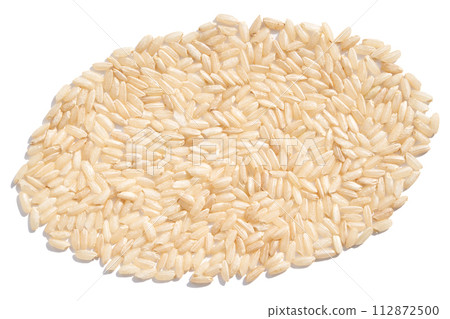 An oval of raw brown and white rice, forming a pile on an isolated background. 112872500