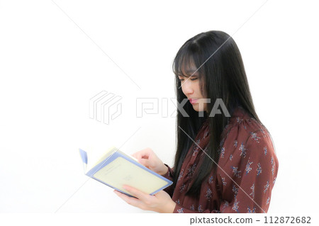 A woman volunteering to read books aloud 112872682
