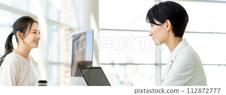 Office business woman 112872777