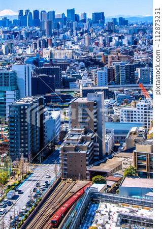 日本東京城市景觀的新景觀。富士山和新宿。前景是在地面上運行的新型東京地鐵丸之內線 2000 系列列車。 112873251