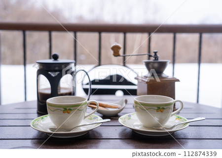 陽台上的咖啡時光 112874339