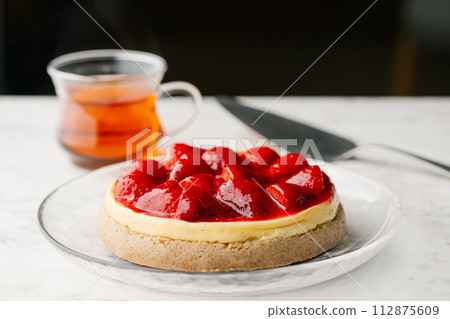 new york style strawberry cheese cake 112875609