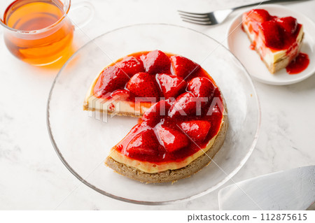 new york style strawberry cheese cake 112875615