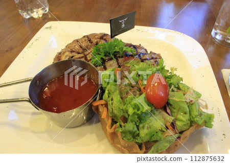 不要錯過！越南胡志明市觀光景點：越南美食、粉色教堂、奇異遺址、夜景 112875632