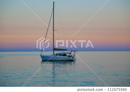 法國南部夕陽下漂浮的遊艇 112875980