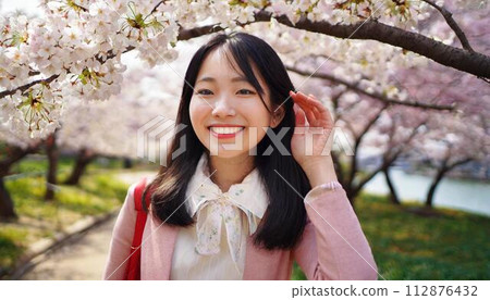 櫻花樹下微笑的女人 112876432