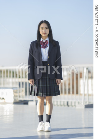 高中女孩看著相機,全身肖像 高中女孩看著相機,全身肖像 112876860