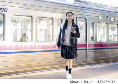 走在月台上的高中女生攝影合作:京王電鐵株式會社 走在月台上的高中女生攝影合作:京王電鐵株式會社 112877057