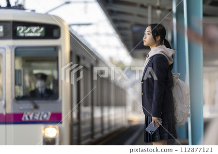 在月台等車的女學生。攝影由京王電鐵株式會社提供。 112877121