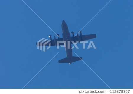 航空自衛隊C-130H運輸機飛過上空 112878507