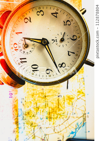 老機械鐘和世界地圖 112878804
