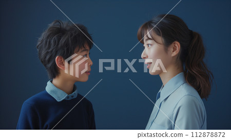 女老師和男學生面對面交談 112878872