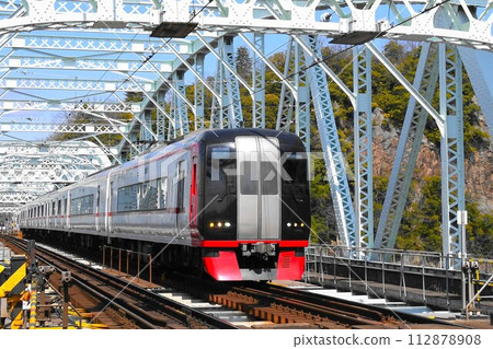 Meitetsu train crossing Inuyama Bridge 112878908