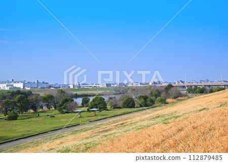 View from the bank near Arakawa Sports Park, upstream toward Sasame Bridge, spring scenery 112879485