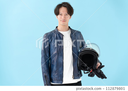 帶頭盔的男騎手 帶頭盔的男騎手 112879801