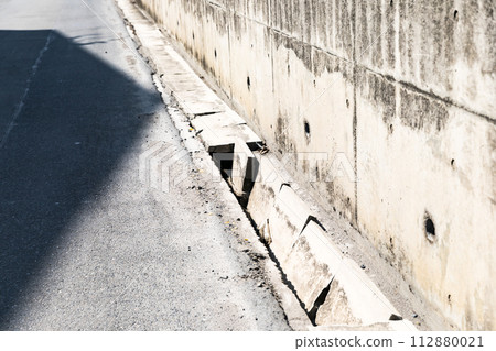 U-shaped groove on the road 112880021