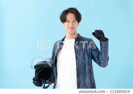 一個男人拿著頭盔，做拳頭泵 112880828