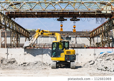 Ready-mixed concrete factory heavy machinery Ready-mixed concrete factory heavy machinery 112881069