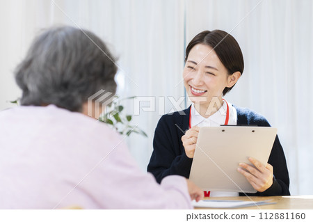 Care manager who conducts long-term care insurance certification survey Long-term care support specialist Care manager who conducts long-term care insurance certification survey Long-term care support specialist 112881160