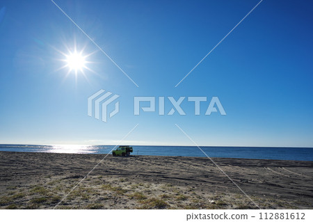 Drive the Suzuki Jimny (3rd generation) to the sandbar at the mouth of the Tenryu River 112881612