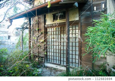 昭和時代的木屋被拆除 昭和時代的木屋被拆除 112881694