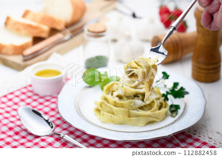 熱那亞寬麵條明亮意大利麵配羅勒 112882458