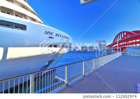 豪華遊輪“MSC Bellissima”停泊在神戶港碼頭 112882974