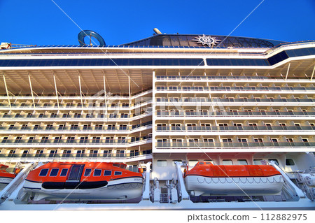 豪華遊輪“MSC Bellissima”停泊在神戶港碼頭 112882975