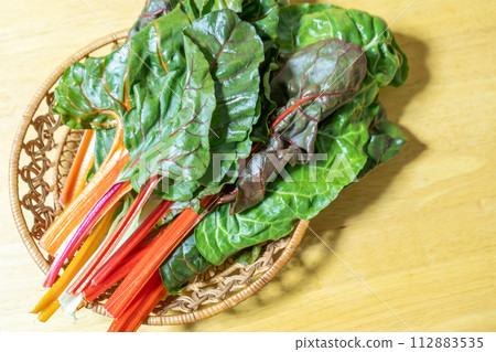 色彩繽紛的蔬菜瑞士甜菜 色彩繽紛的蔬菜瑞士甜菜 112883535