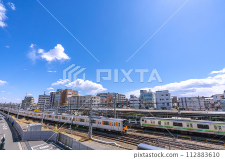 日本橫濱城市景觀,俯瞰長津田車站和經過的火車 日本橫濱城市景觀,俯瞰長津田車站和經過的火車 112883610